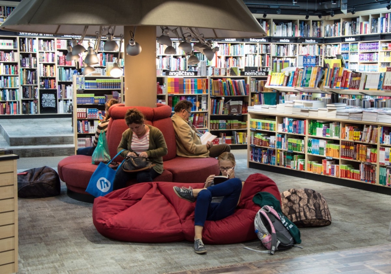 vitrine-ST ANTONIN DU VAR-min_books_bookstore_book_reader_readers_reading_shop_sale_books-849006