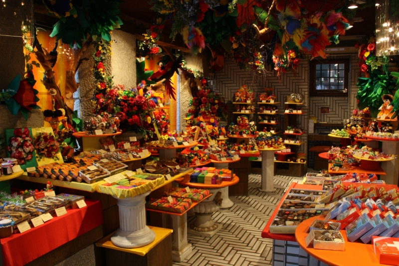 vitrine-ST ANTONIN DU VAR-min_candy_store_chocolate_shop_chocolate_switzerland-393515