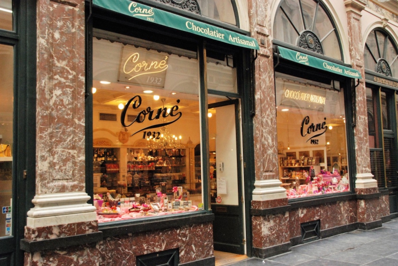 vitrine-ST ANTONIN DU VAR-min_chocolate_chocolaterie_shop_luxury_chic_gallery_brussels_belgium-558146