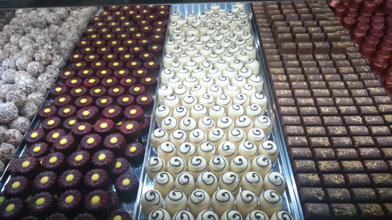 vitrine-ST ANTONIN DU VAR-min_chocolates_milk_chocolate_white_chocolate_truffles_candy_food_treat_cacao-1213769